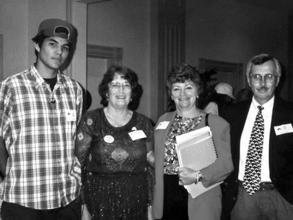 Billy Best (levo) s svojo zdravnico in staršema leta 1995.
